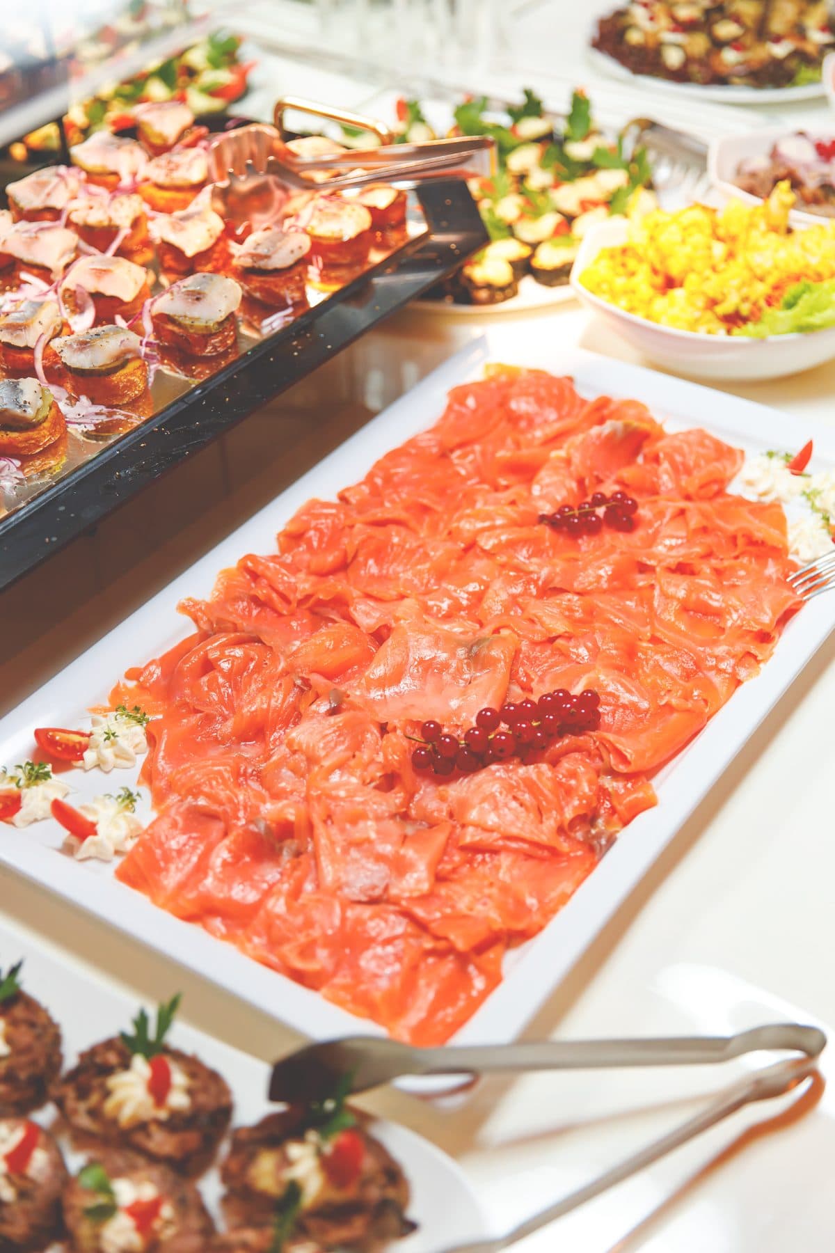 Geräucherter Lachs in feinen Scheiben auf einer Platte