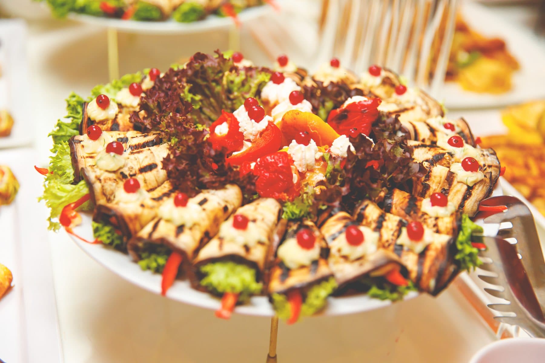 Blattsalat mit Granatapfelkernen auf einer Platte